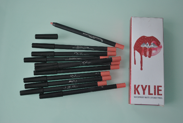 Карандаш для губ Kylie Waterproof Matte Lipliner Pencil 8шт.